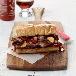 แซนวิชเนื้อวัวที่เลี้ยงด้วยหญ้ากับซอสพริกศรีราชา