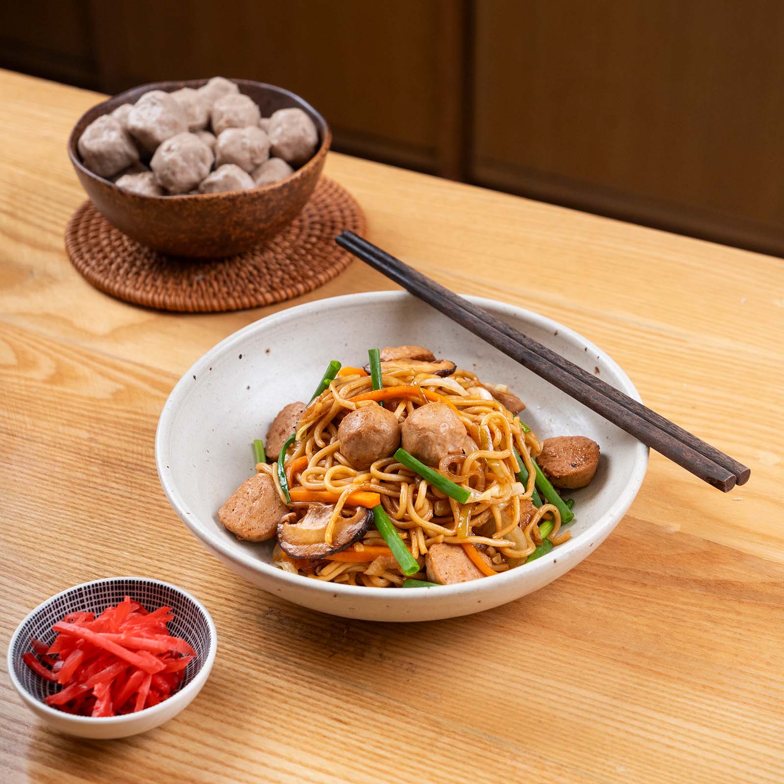 ยากิโซบะลูกชิ้นเนื้อ